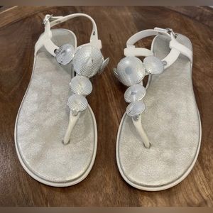 BANDOLINO WHITE WITH SILVER MEDALLION ACCENT THONG JELLY SANDALS SZ 7